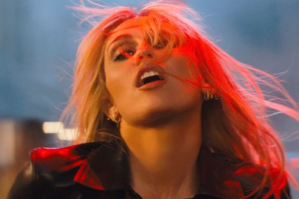 Miley Cyrus Calls on Fans to Drop Phones and Dance in ‘Bass Persuades’